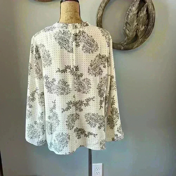 Chicos size 3 paisley silk like feel top .  Zipper in back for easy on/ off - Picture 3 of 5